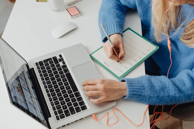 Comment apprendre l’anglais : méthodes, progression et stratégies pour francophones