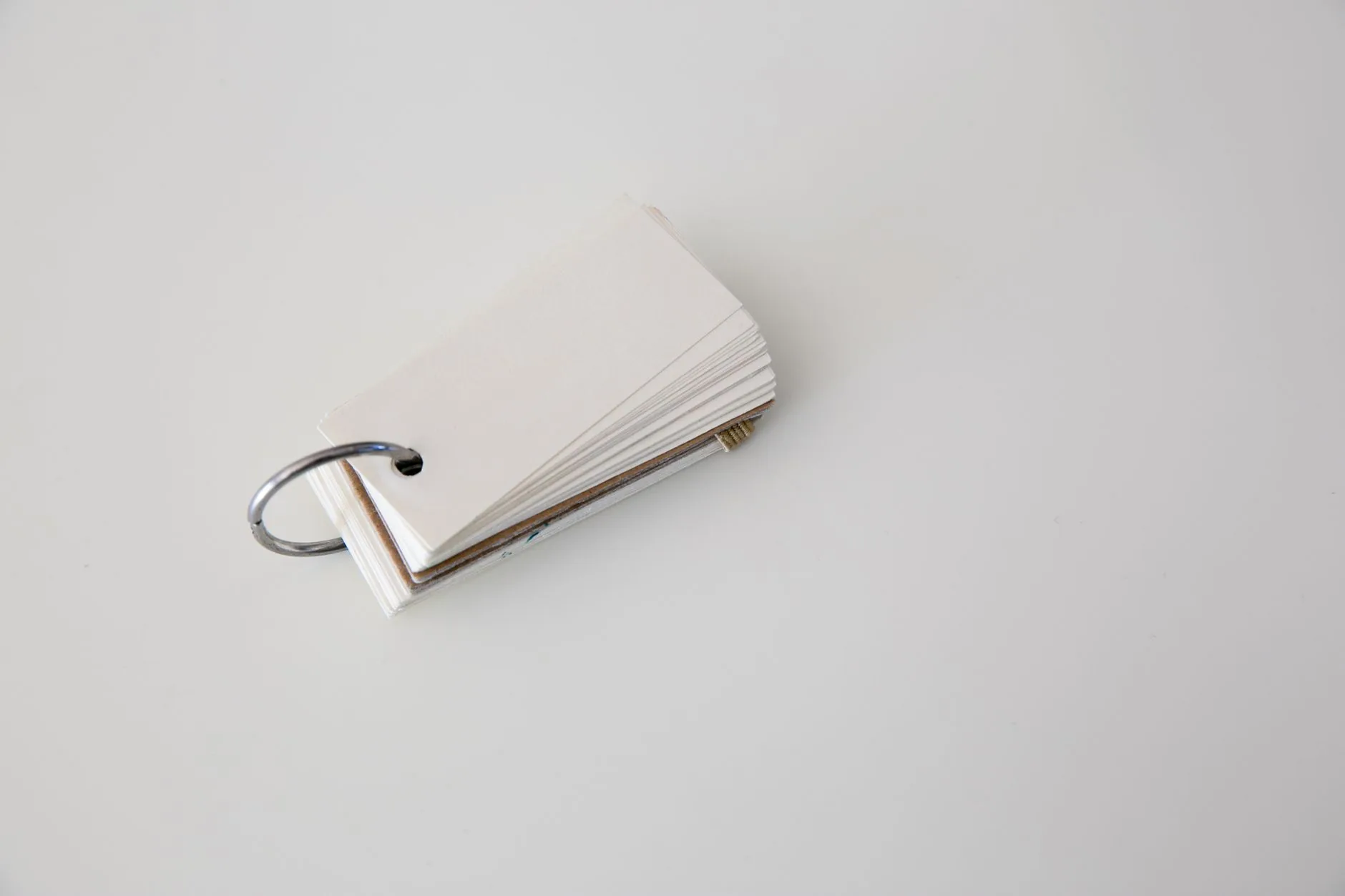 Carnet à spirale avec pages blanches ouvertes sur fond neutre