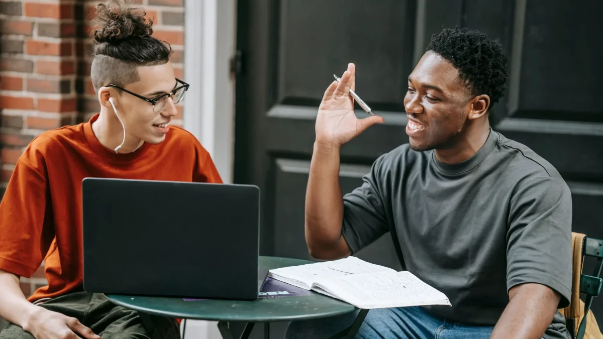 Mots de liaison en anglais : fonctions, registres et erreurs à éviter
