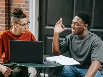 Mots de liaison en anglais : fonctions, registres et erreurs à éviter