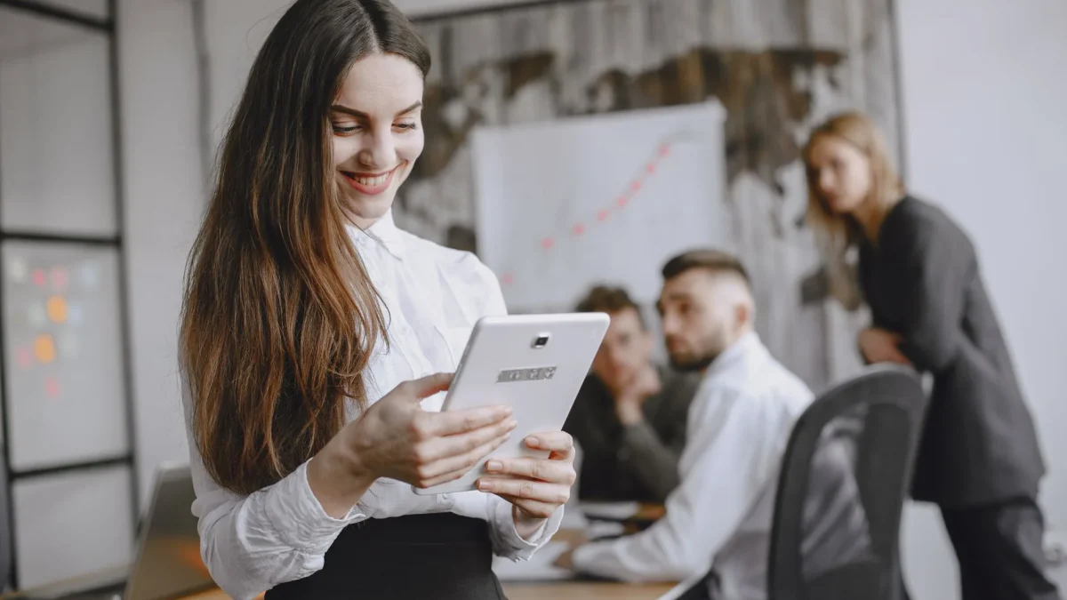 Apprendre à parler en anglais : mécanismes, obstacles et méthodes pour francophones
