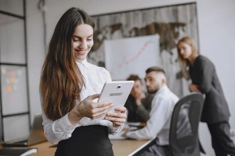 Apprendre à parler en anglais : mécanismes, obstacles et méthodes pour francophones