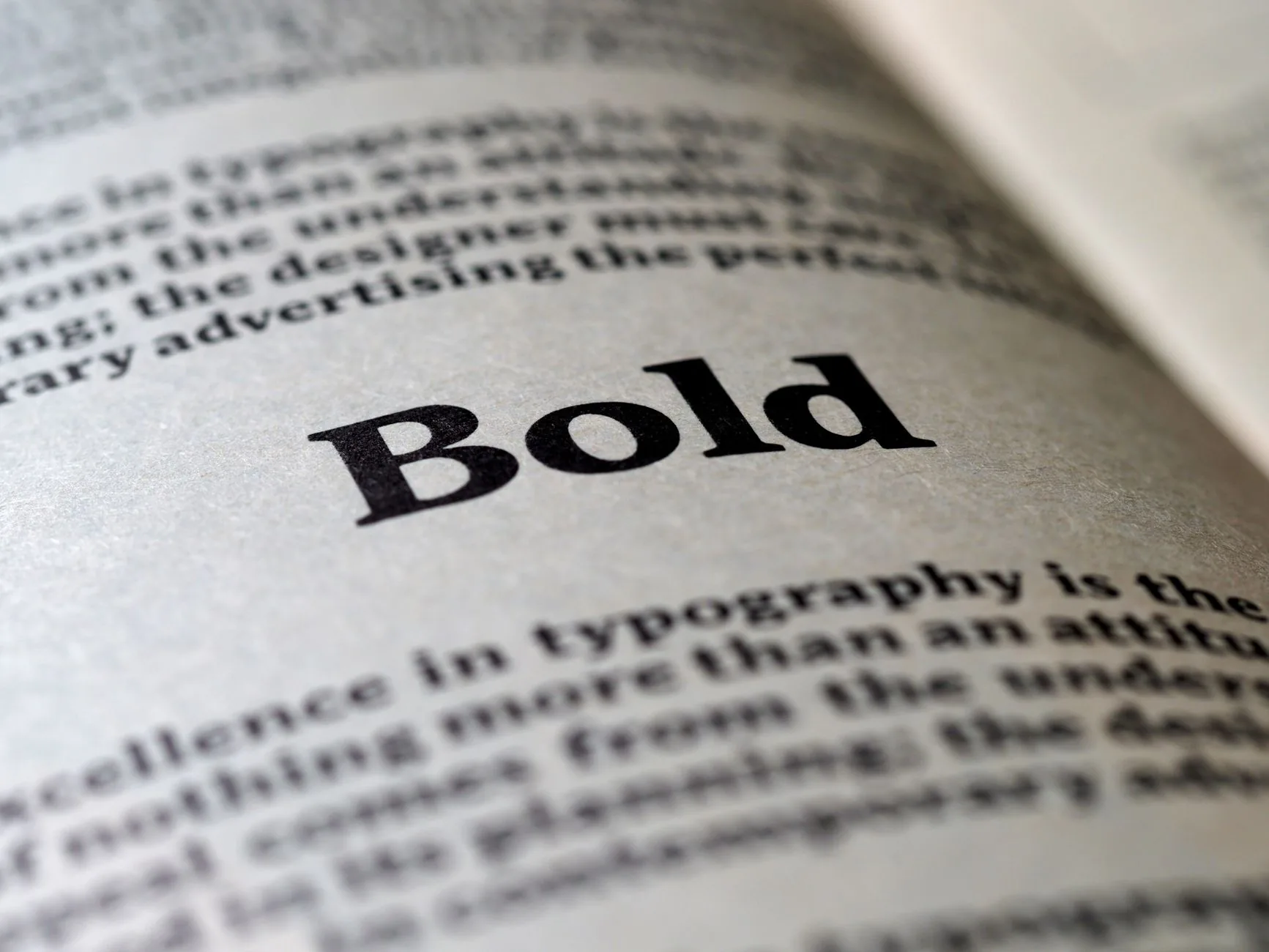 Gros plan typographique du mot 'Bold' en caractères gras noirs sur une page imprimée