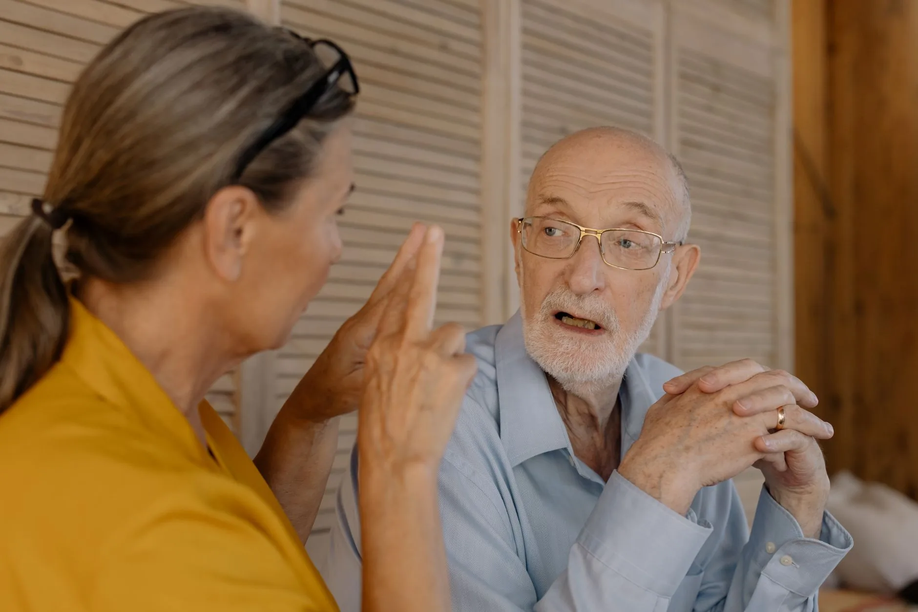 Deux personnes en conversation pratiquent ensemble la prononciation anglais avec des gestes expressifs