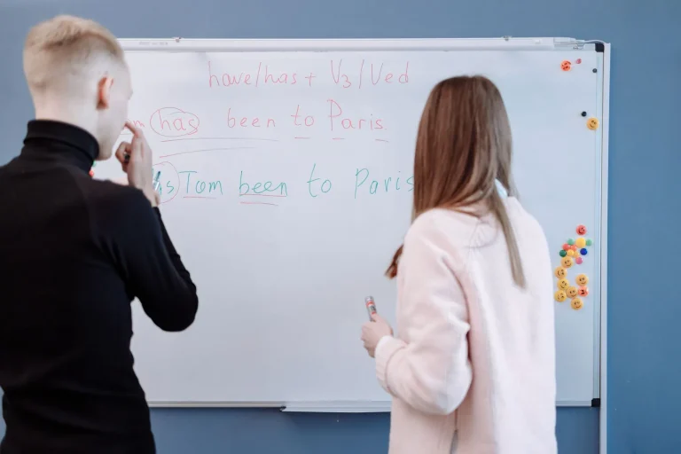 Le verbe être en anglais (to be) : conjugaison, emplois et pièges pour les francophones