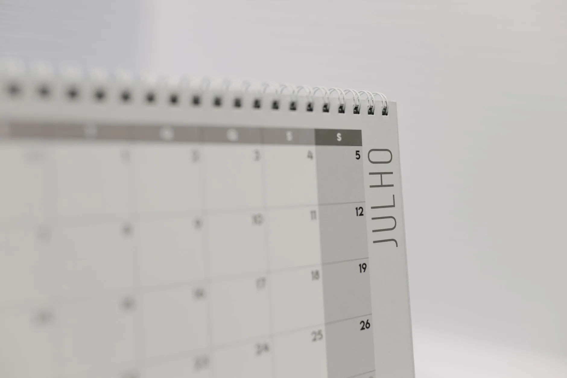 Calendrier à spirale minimaliste ouvert sur le mois de juillet