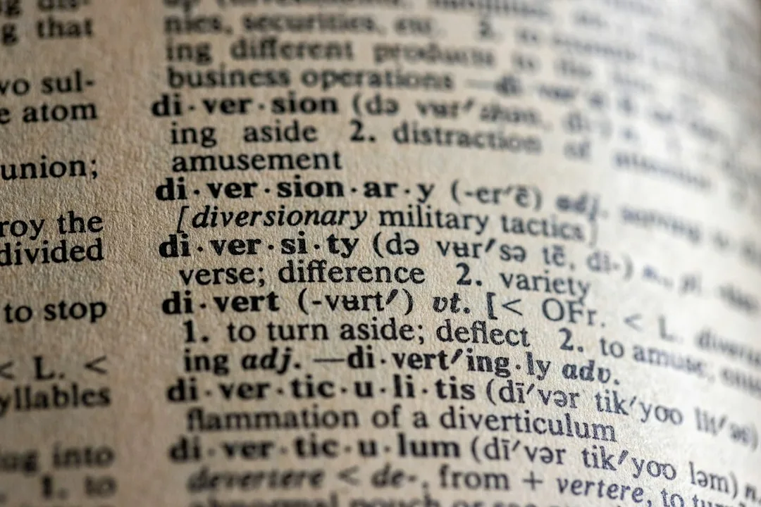 Page de dictionnaire anglais en gros plan montrant plusieurs définitions dont le verbe divert